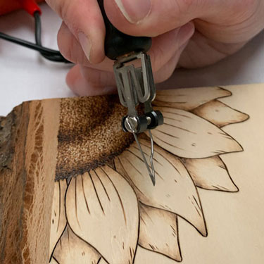 Pyrography vs Fractal or 'Lichtenberg' Burning